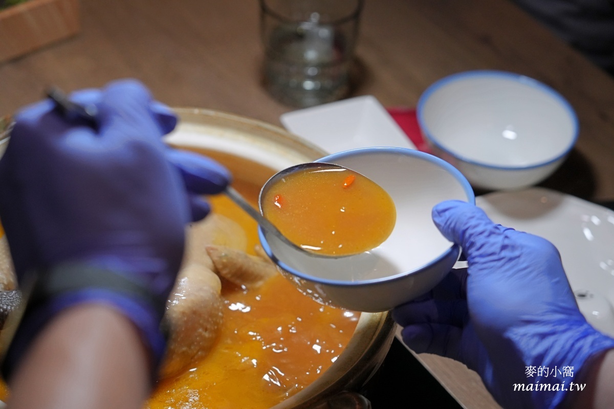 地表最強雞湯「君曜雞湯」正式進駐信義區！座位區有獨立式小包廂、16人大型包廂還附KTV設備