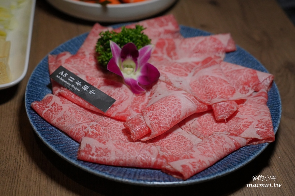 地表最強雞湯「君曜雞湯」正式進駐信義區！座位區有獨立式小包廂、16人大型包廂還附KTV設備