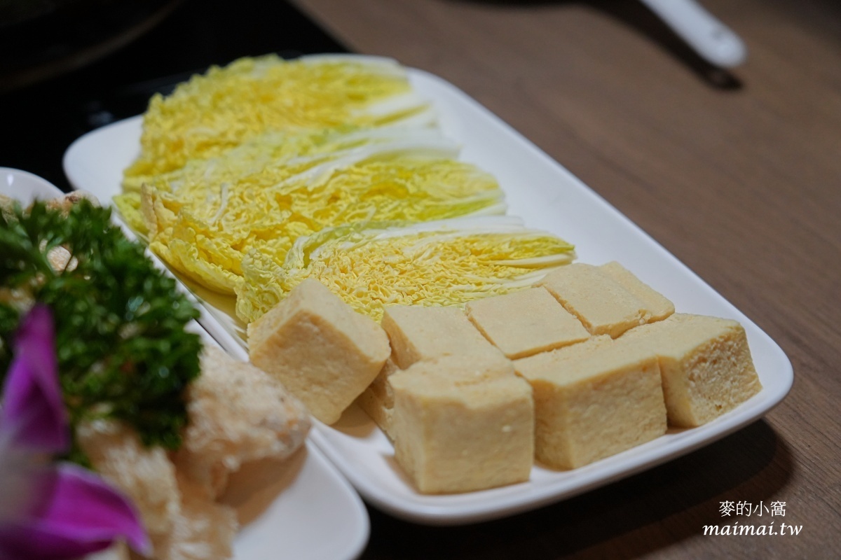 地表最強雞湯「君曜雞湯」正式進駐信義區！座位區有獨立式小包廂、16人大型包廂還附KTV設備