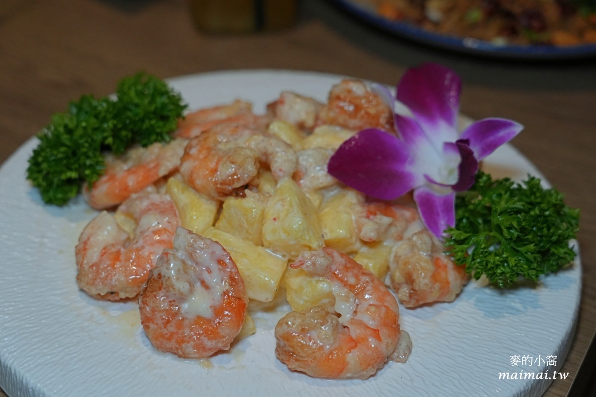 地表最強雞湯「君曜雞湯」正式進駐信義區！座位區有獨立式小包廂、16人大型包廂還附KTV設備