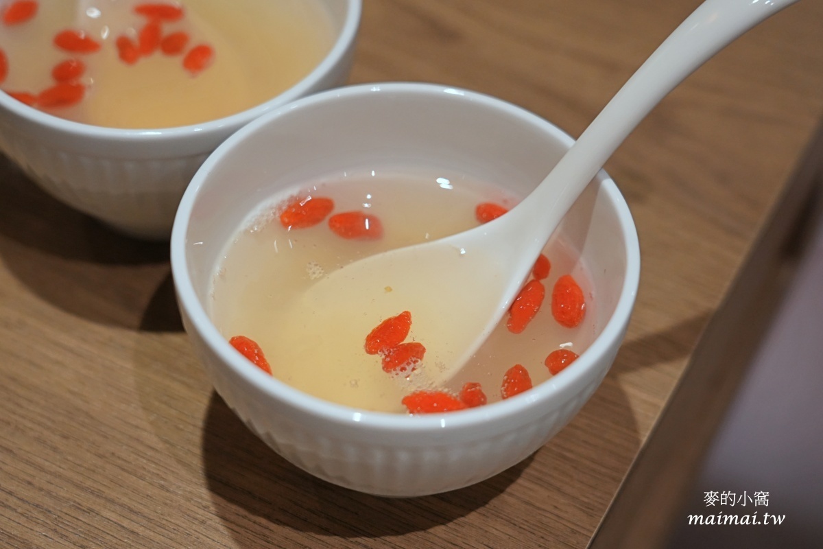 地表最強雞湯「君曜雞湯」正式進駐信義區！座位區有獨立式小包廂、16人大型包廂還附KTV設備