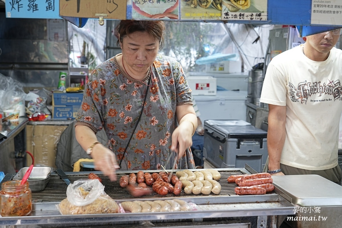宜蘭冬山隱藏版銅板小吃「武淵阿月婆婆蔥油餅香腸」～沒想到花生捲尬蛋香腸竟意外的好吃！！
