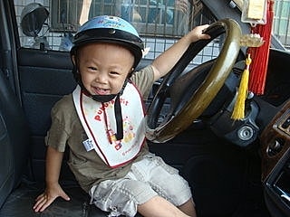 戴安全帽開車=雙重防護