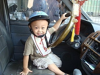 戴安全帽開車=雙重防護