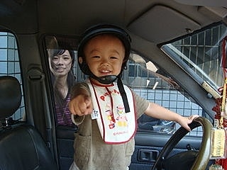 戴安全帽開車=雙重防護