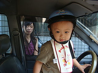 戴安全帽開車=雙重防護