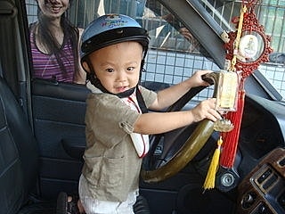 戴安全帽開車=雙重防護