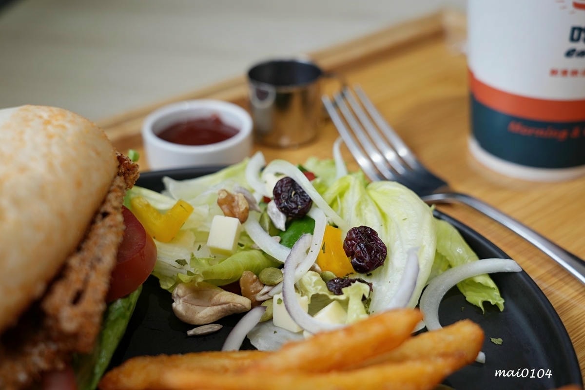 桃園人氣中西式早午餐｜Eat here吃這炭火土司～桃園版丹