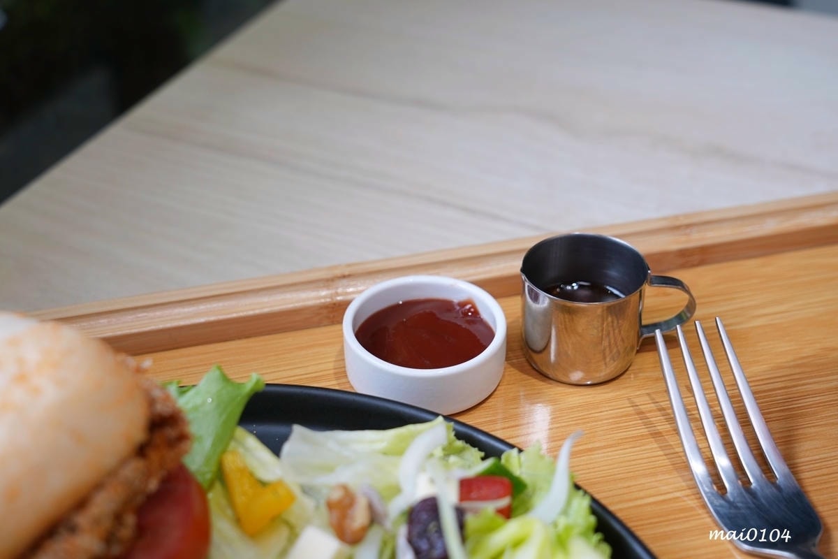 桃園人氣中西式早午餐｜Eat here吃這炭火土司～桃園版丹