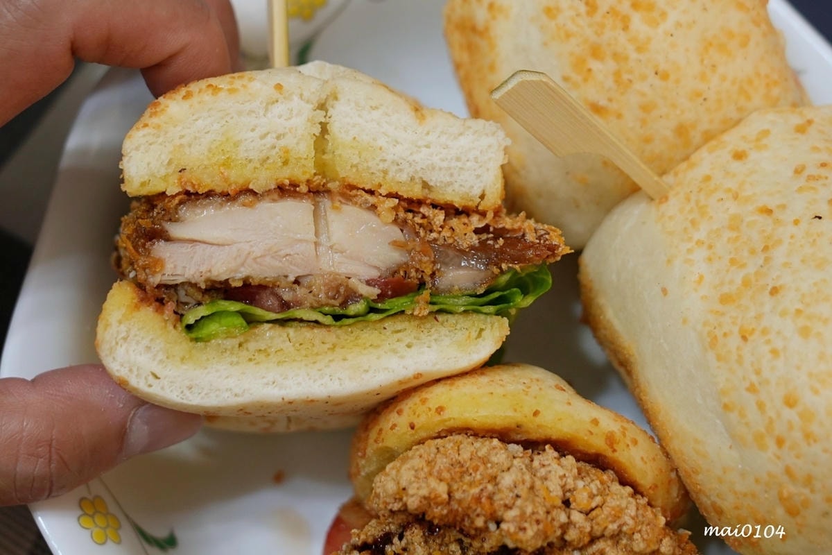 桃園人氣中西式早午餐｜Eat here吃這炭火土司～桃園版丹