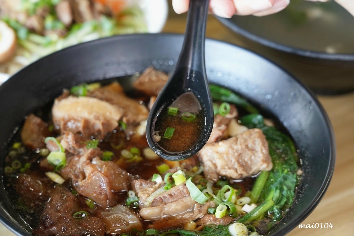 中壢牛肉麵推薦｜鍾小勤麵食館～免費加麵、加湯，豆花、飲料無限