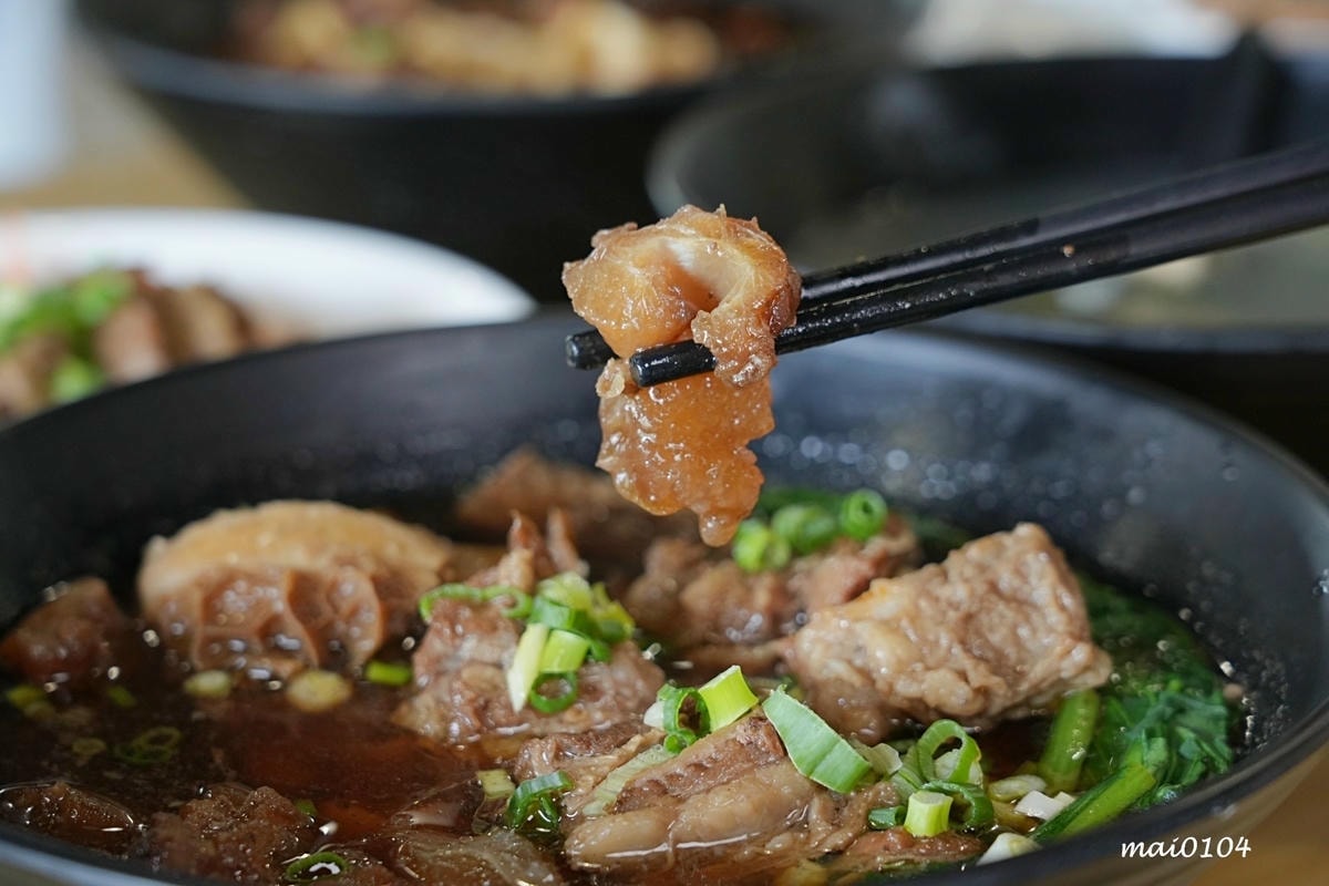 中壢牛肉麵推薦｜鍾小勤麵食館～免費加麵、加湯，豆花、飲料無限