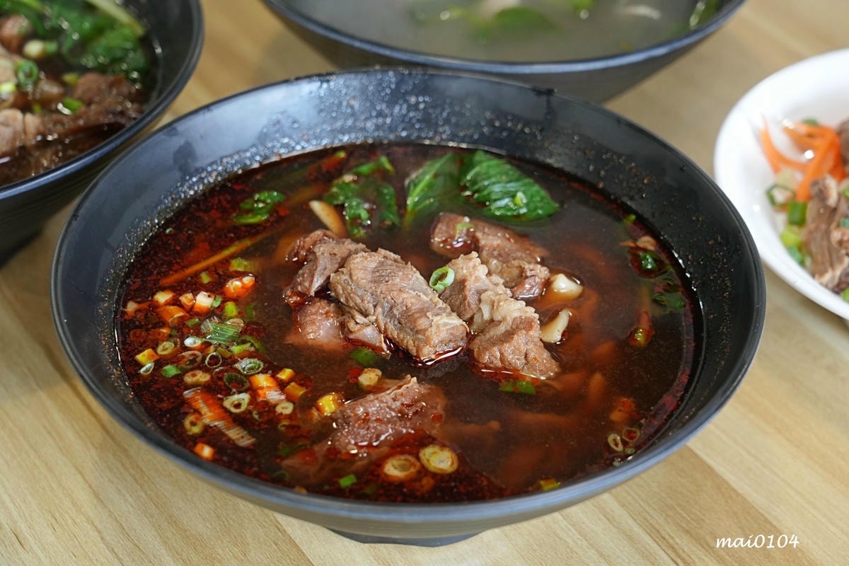 中壢牛肉麵推薦｜鍾小勤麵食館～免費加麵、加湯，豆花、飲料無限
