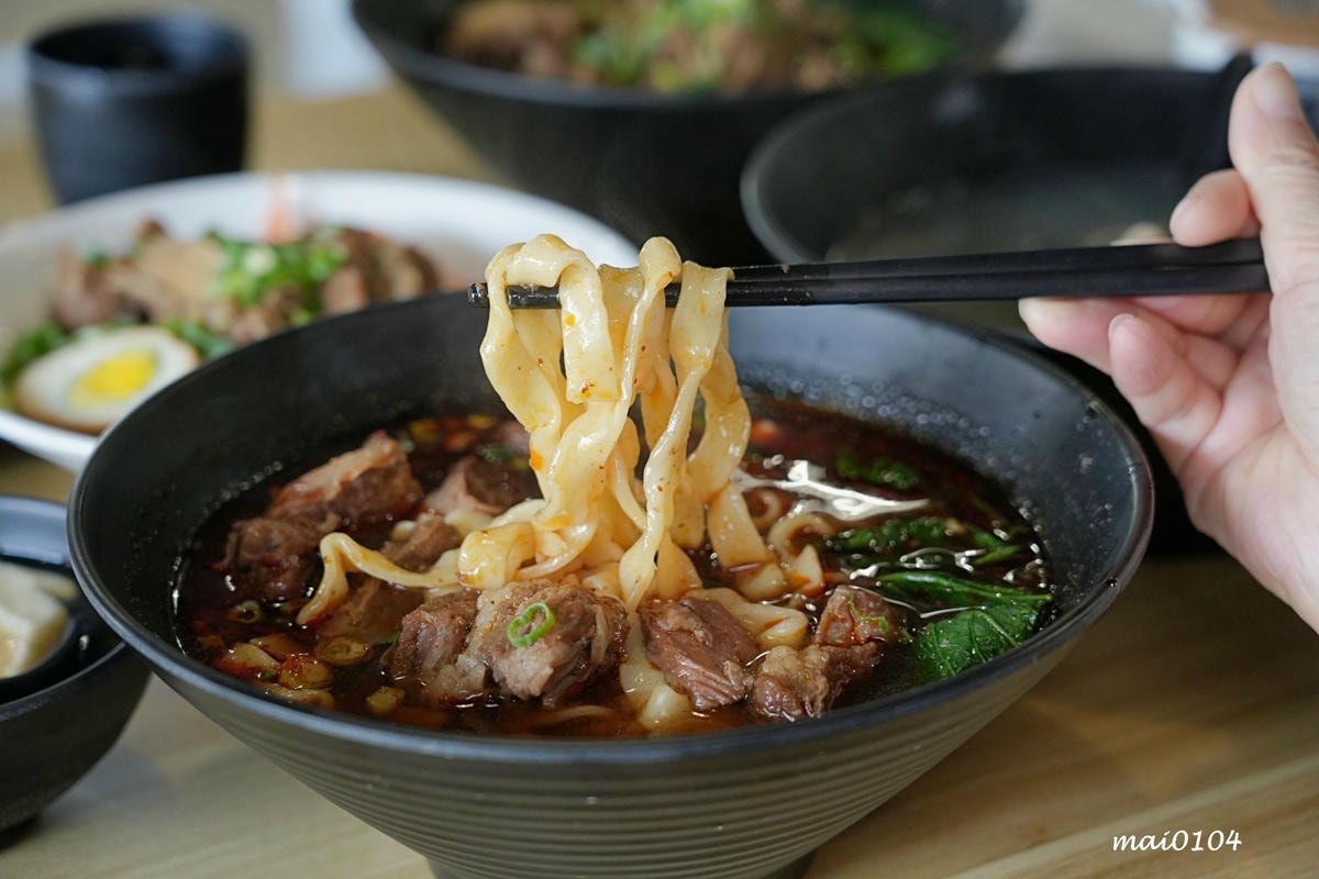 中壢牛肉麵推薦｜鍾小勤麵食館～免費加麵、加湯，豆花、飲料無限