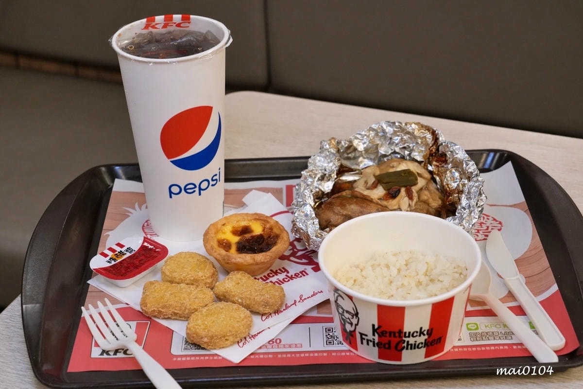 肯德基與雙月食品聯名推出『剝皮辣椒紙包雞XL套餐』,風味雞汁 肯德基與雙月食品聯名推出『剝皮辣椒紙包雞XL套餐』,風味雞汁