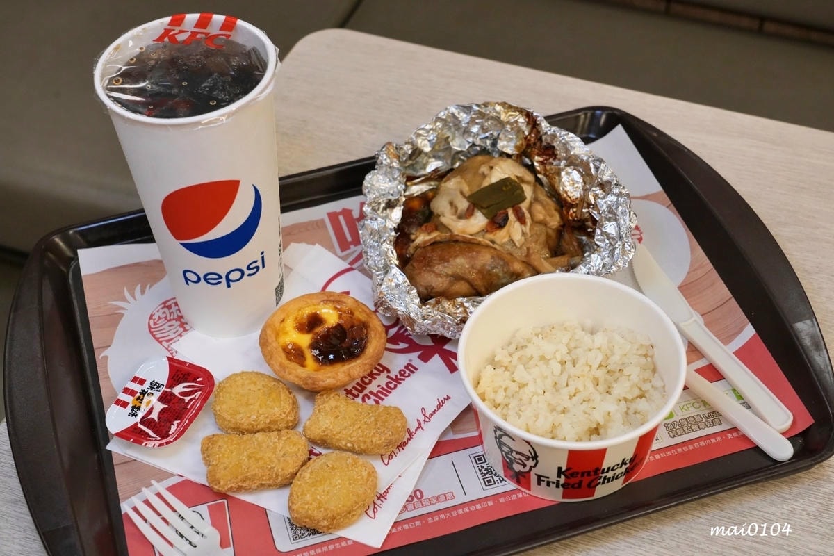 肯德基與雙月食品聯名推出『剝皮辣椒紙包雞XL套餐』,風味雞汁 肯德基與雙月食品聯名推出『剝皮辣椒紙包雞XL套餐』,風味雞汁
