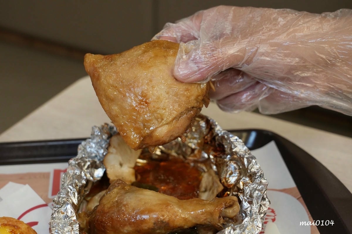 肯德基與雙月食品聯名推出『剝皮辣椒紙包雞XL套餐』,風味雞汁 肯德基與雙月食品聯名推出『剝皮辣椒紙包雞XL套餐』,風味雞汁