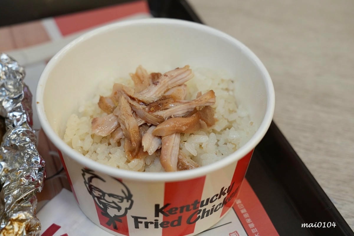 肯德基與雙月食品聯名推出『剝皮辣椒紙包雞XL套餐』,風味雞汁 肯德基與雙月食品聯名推出『剝皮辣椒紙包雞XL套餐』,風味雞汁