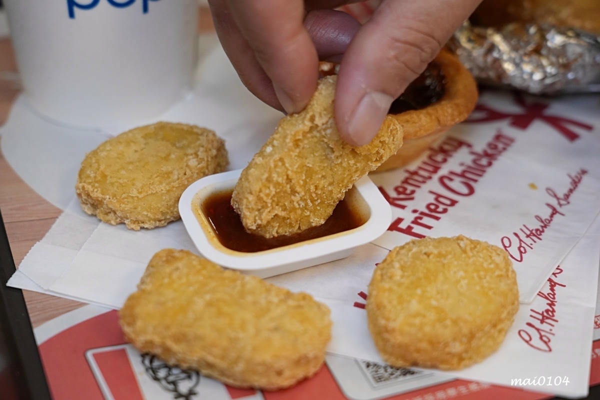 肯德基與雙月食品聯名推出『剝皮辣椒紙包雞XL套餐』,風味雞汁 肯德基與雙月食品聯名推出『剝皮辣椒紙包雞XL套餐』,風味雞汁