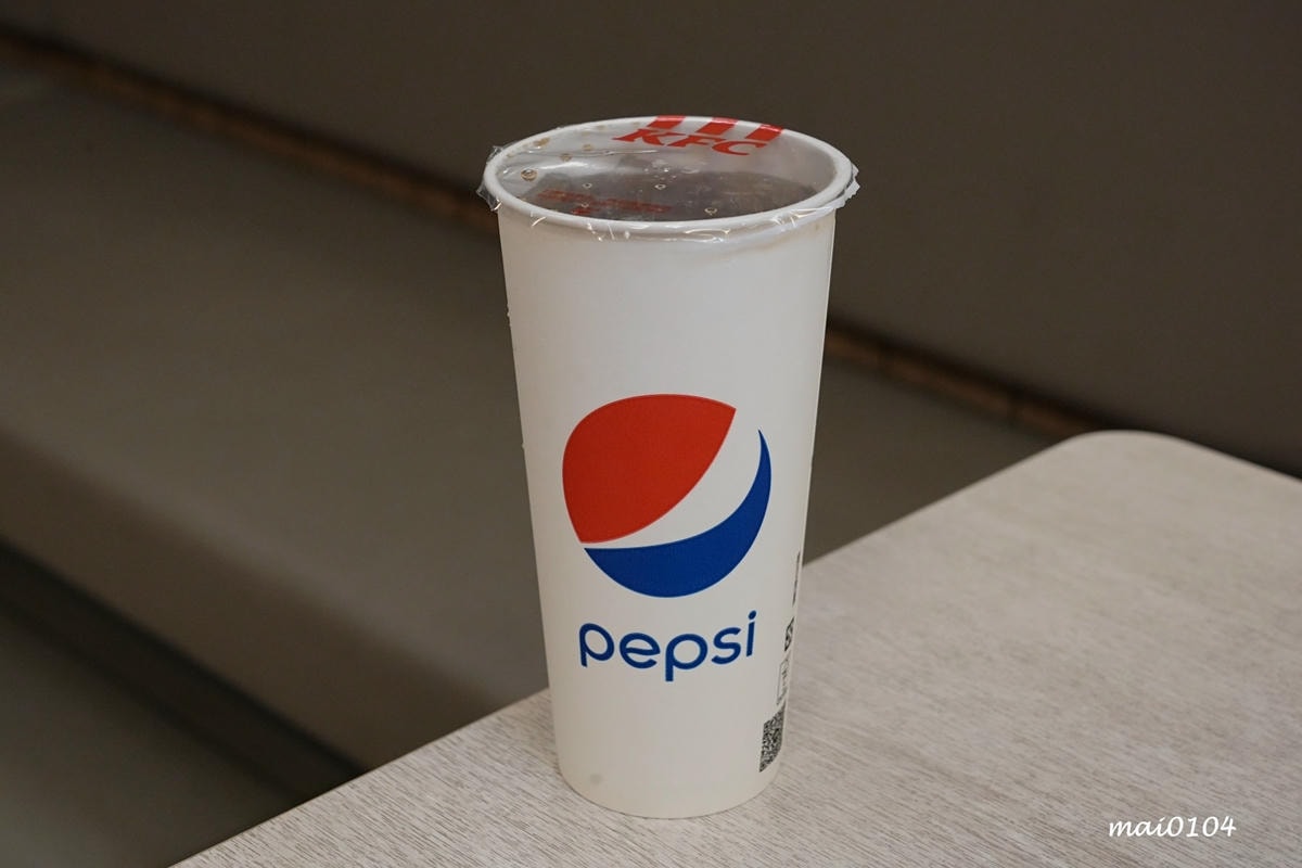 肯德基與雙月食品聯名推出『剝皮辣椒紙包雞XL套餐』,風味雞汁 肯德基與雙月食品聯名推出『剝皮辣椒紙包雞XL套餐』,風味雞汁