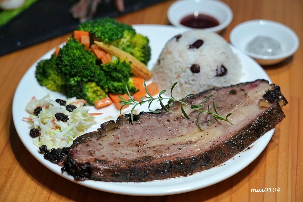 板橋美食｜橙子美式炭烤餐廳～板橋美式炭烤餐廳也是餐酒館，價格