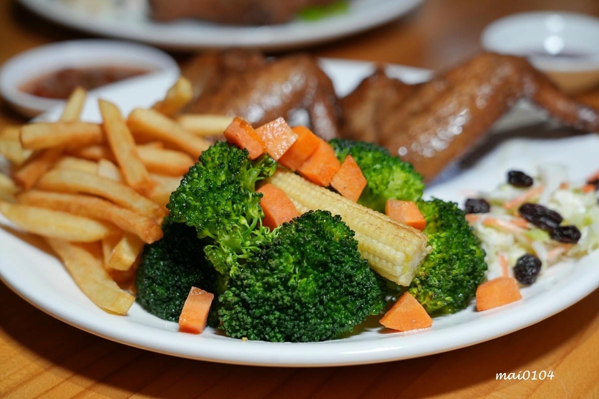 板橋美食｜橙子美式炭烤餐廳～板橋美式炭烤餐廳也是餐酒館，價格