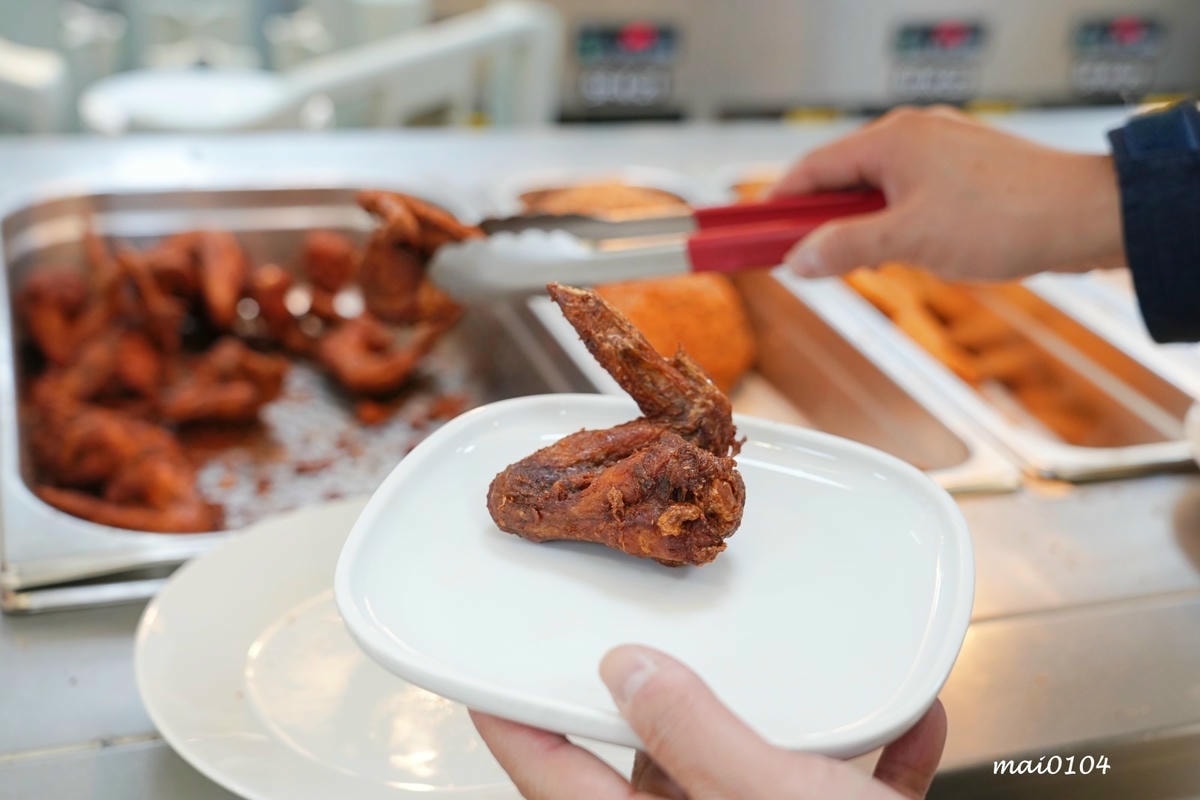 冷飲30、熱飲35元起無限續杯、霜淇淋也只要10元，不限時、