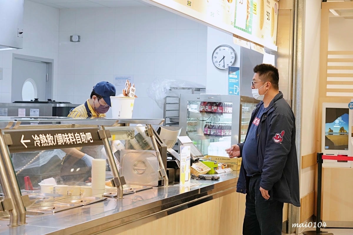 冷飲30、熱飲35元起無限續杯、霜淇淋也只要10元，不限時、