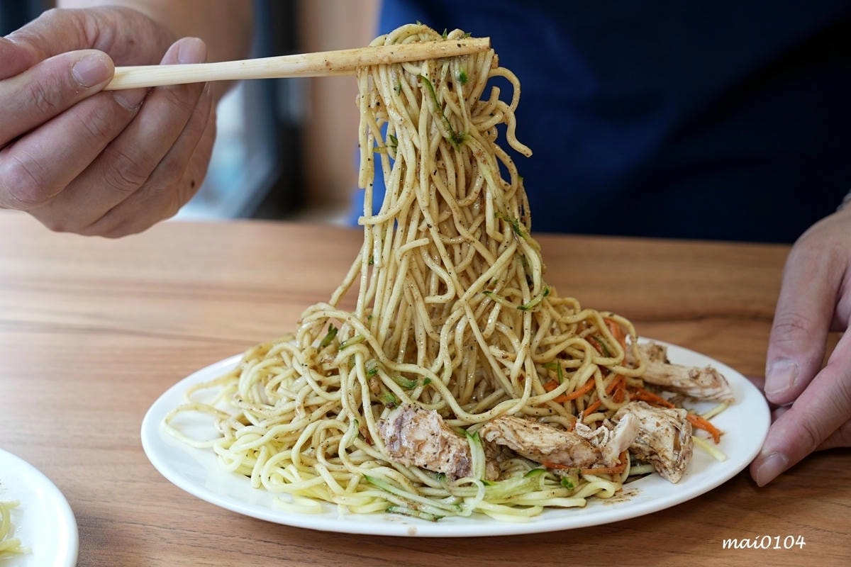 中壢老字號涼麵,在地經營逾二十個年頭以上,是人氣、排隊老店, 中壢老字號涼麵,在地經營逾二十個年頭以上,是人氣、排隊老店,