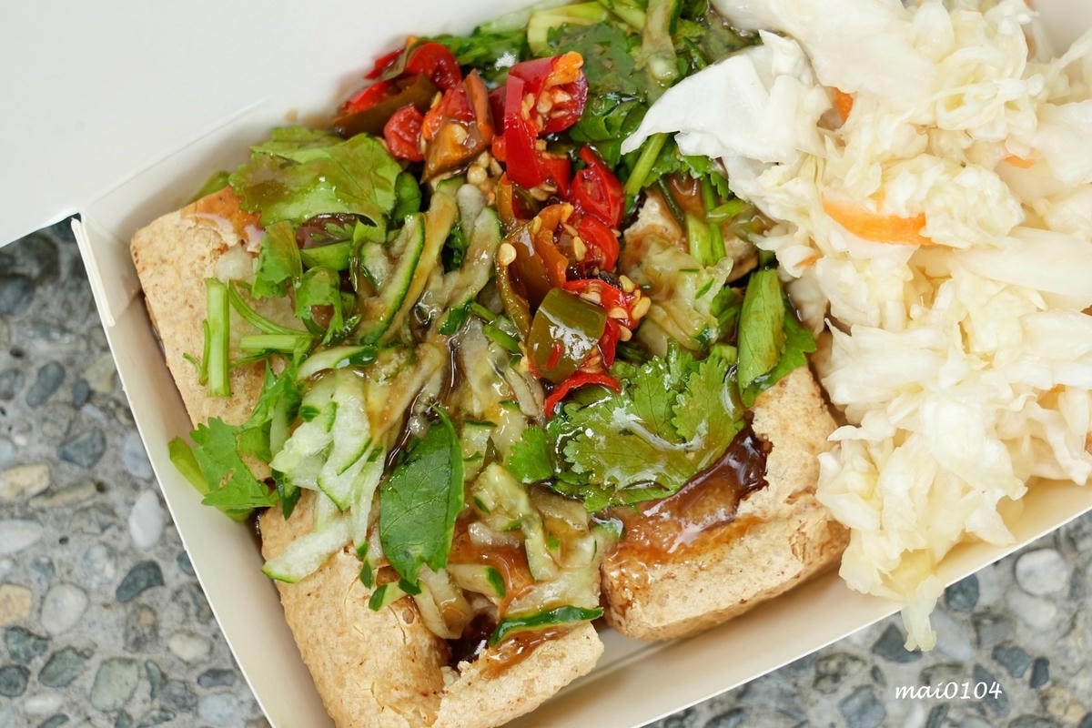 隱身在巷弄內公園旁的臭豆腐攤車!之前只營業3.5小時,現在延