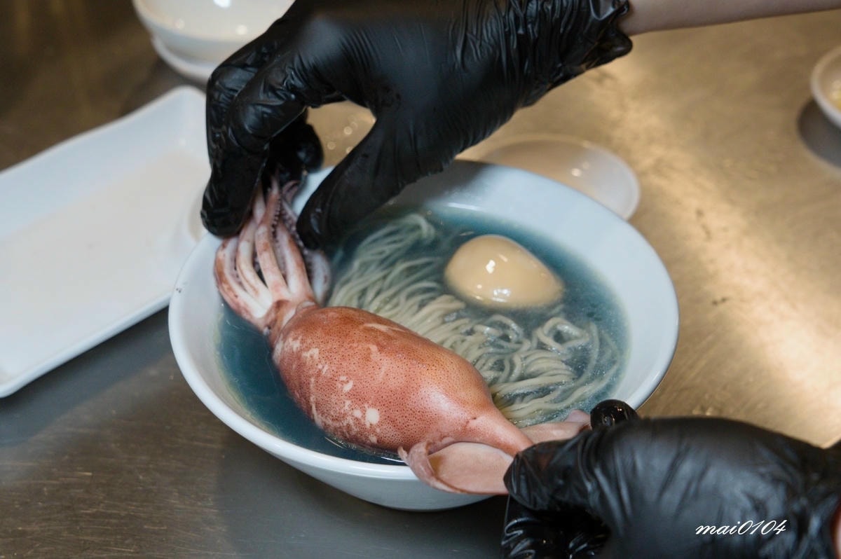 桃園中壢拉麵｜麵屋堂本～全台少見的藍色拉麵在中壢也吃的到了，