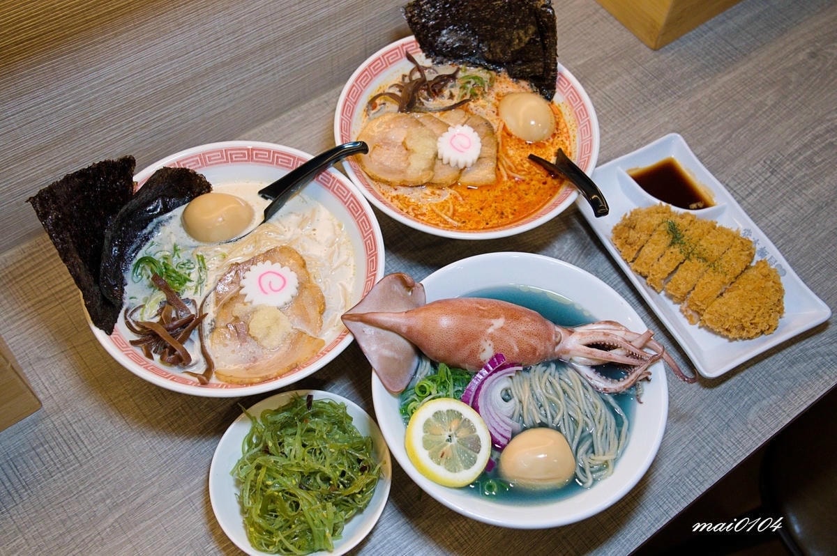 桃園中壢拉麵｜麵屋堂本～全台少見的藍色拉麵在中壢也吃的到了，