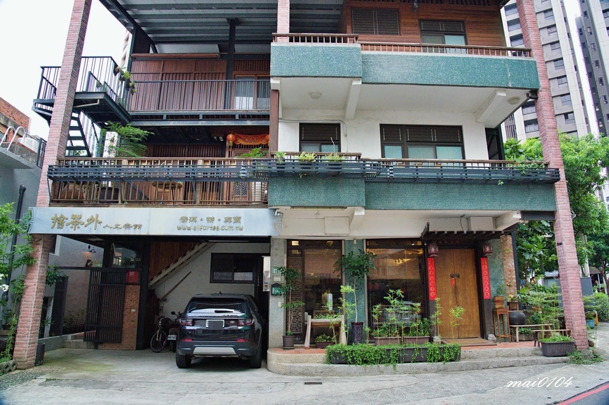 捨茶外人文茶館～不限時、免收服務費，茶點最低40元，中路特區