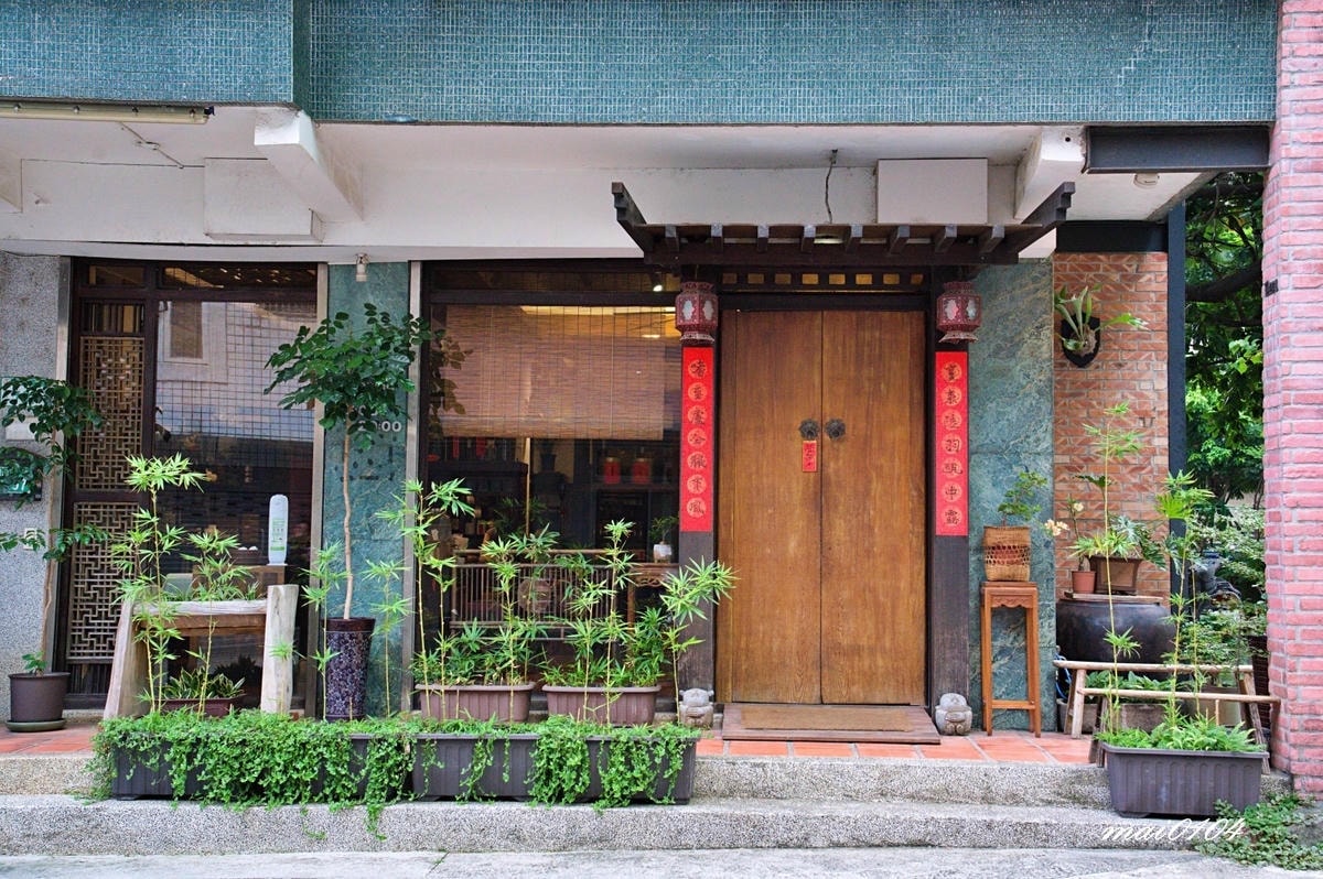 捨茶外人文茶館～不限時、免收服務費，茶點最低40元，中路特區
