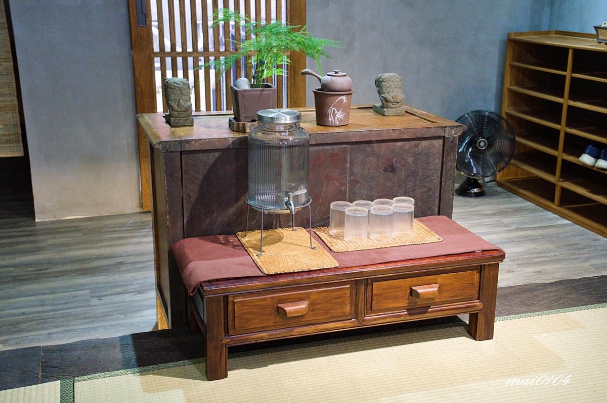 捨茶外人文茶館～不限時、免收服務費，茶點最低40元，中路特區