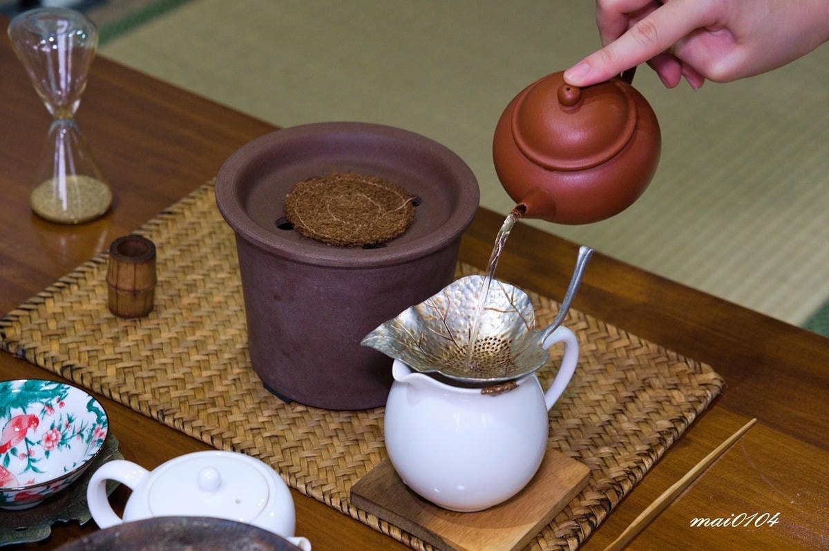 捨茶外人文茶館～不限時、免收服務費，茶點最低40元，中路特區