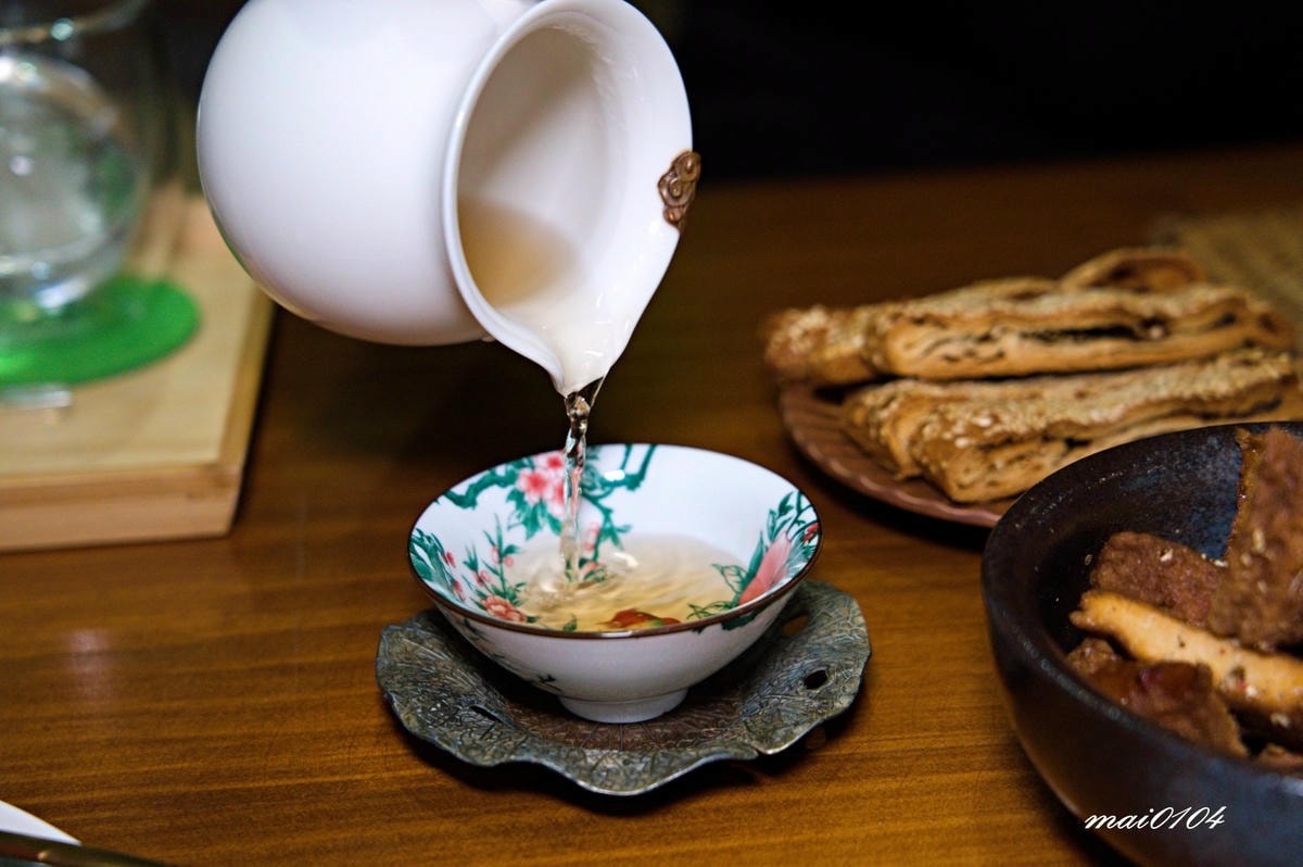 捨茶外人文茶館～不限時、免收服務費，茶點最低40元，中路特區