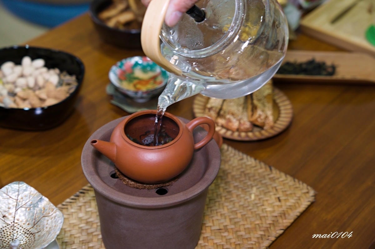 捨茶外人文茶館～不限時、免收服務費，茶點最低40元，中路特區