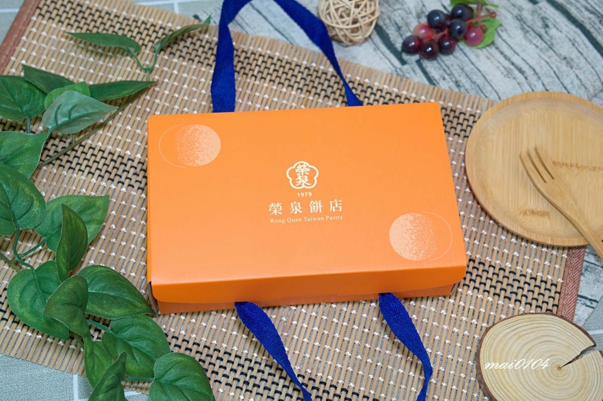 台中人氣老店｜榮泉餅店～選用紅土鴨蛋製作的蛋黃酥，外皮香酥可