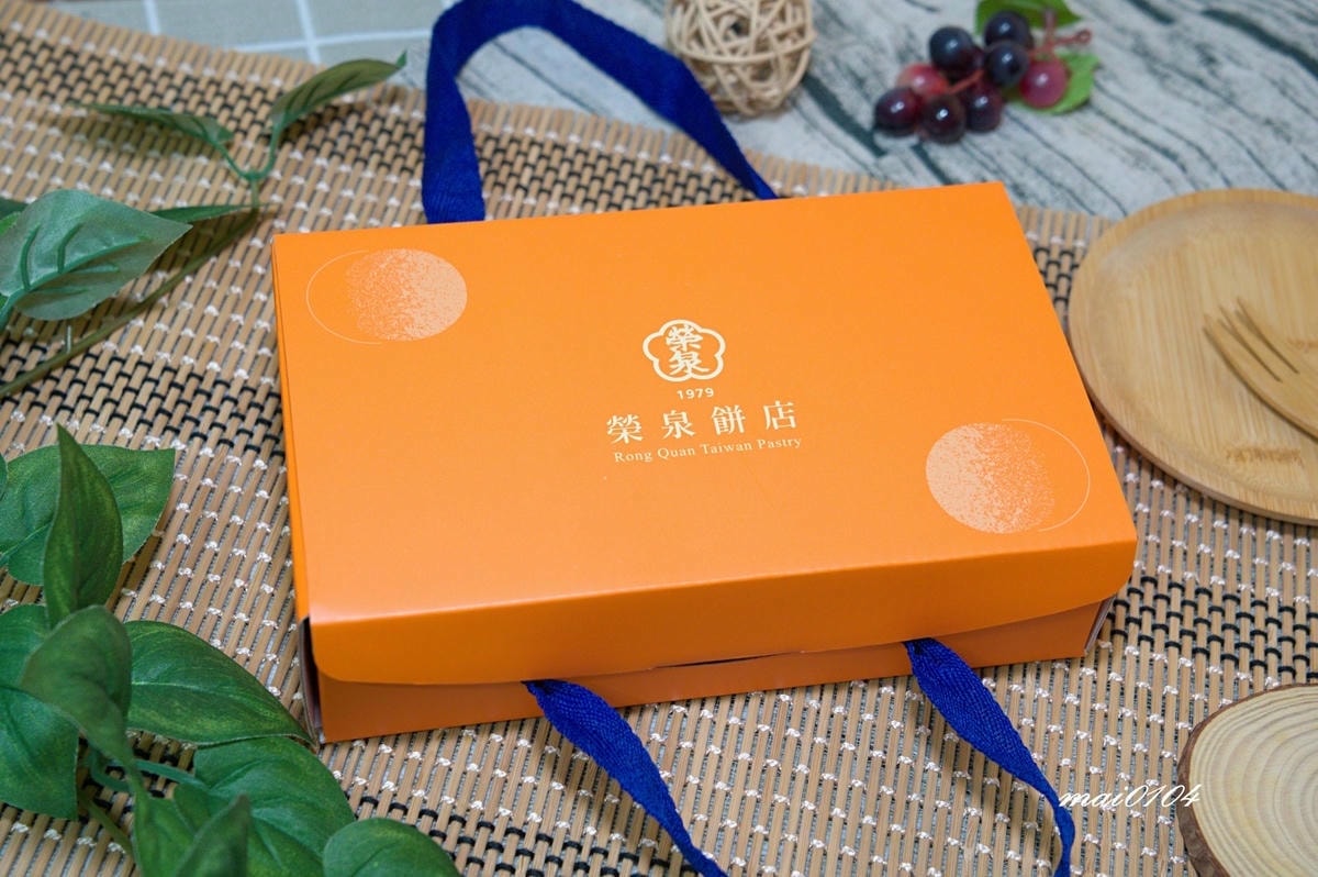 台中人氣老店｜榮泉餅店～選用紅土鴨蛋製作的蛋黃酥，外皮香酥可