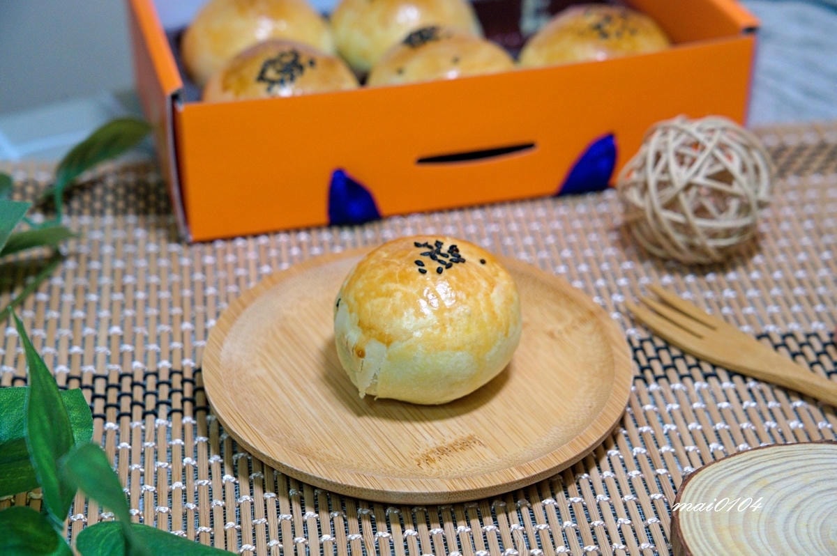 台中人氣老店｜榮泉餅店～選用紅土鴨蛋製作的蛋黃酥，外皮香酥可