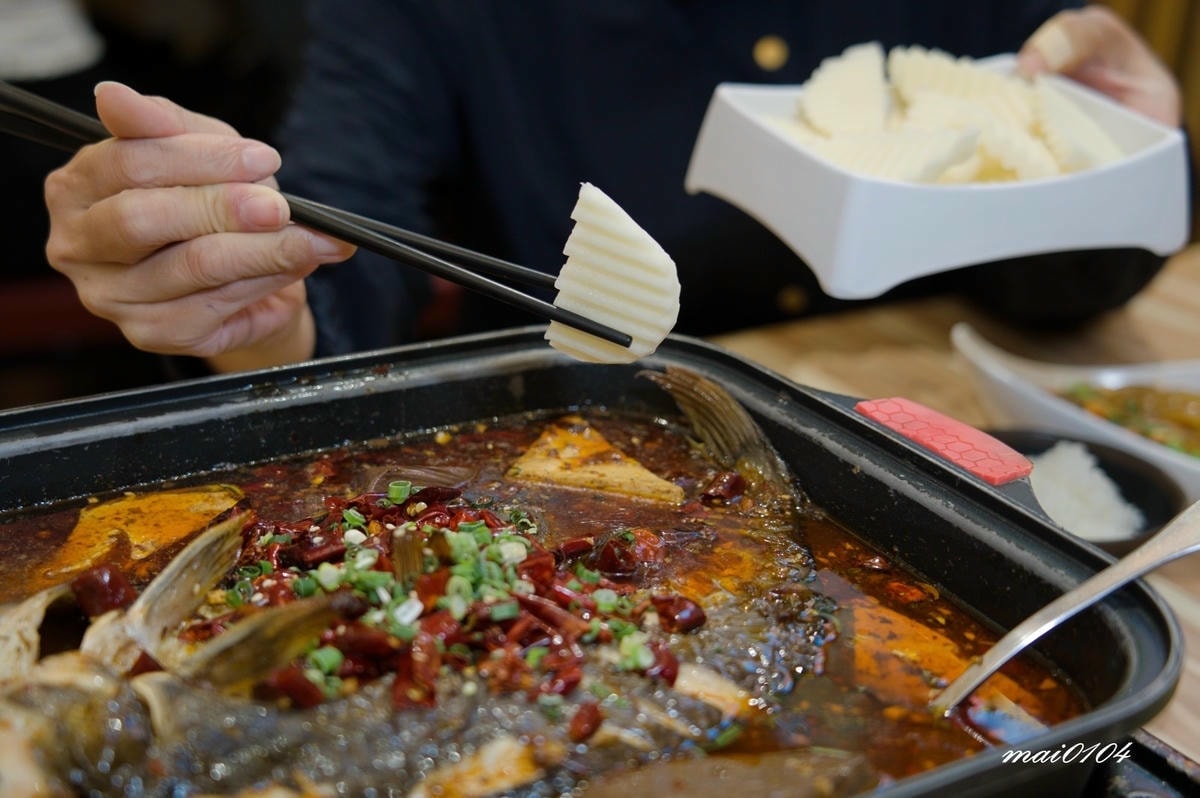 新竹火車站必吃美食︱爆川辣妹子烤魚新竹店～獨家嚴選比臉大的烤