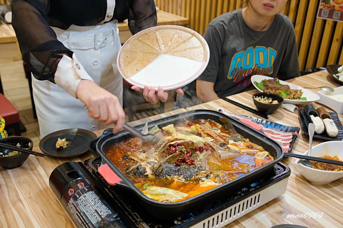 新竹火車站必吃美食︱爆川辣妹子烤魚新竹店～獨家嚴選比臉大的烤