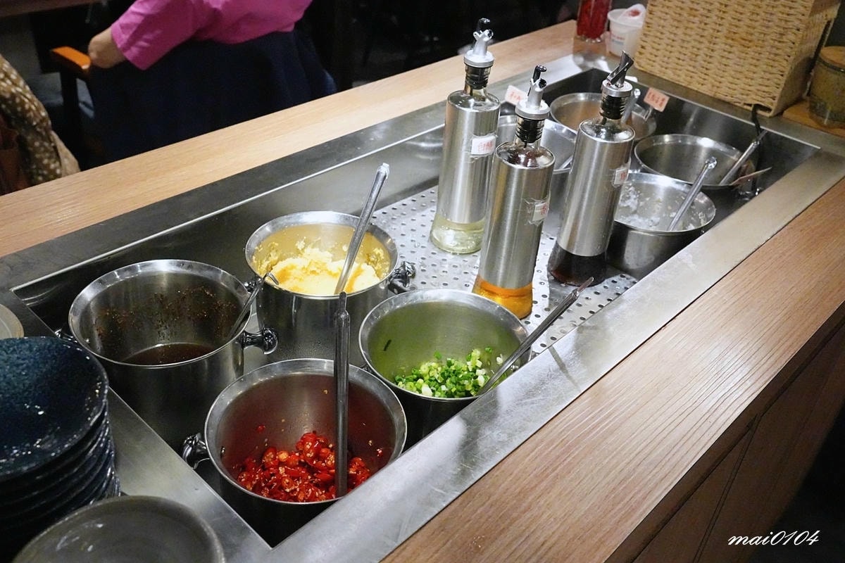 新竹石頭火鍋｜韋爐復刻食鍋巨城店～懷舊用餐風格、食材豐富多樣