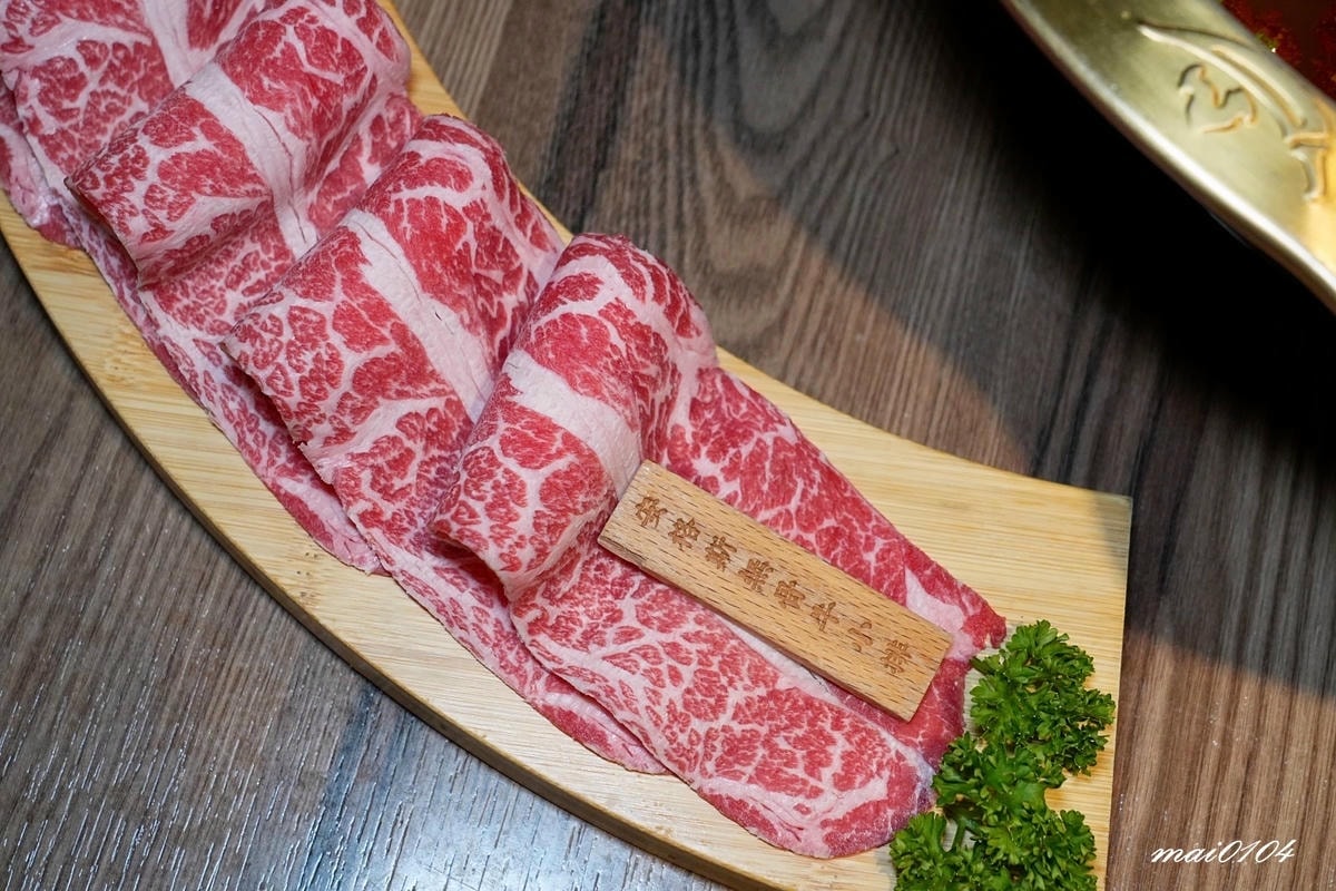 新竹石頭火鍋｜韋爐復刻食鍋巨城店～懷舊用餐風格、食材豐富多樣