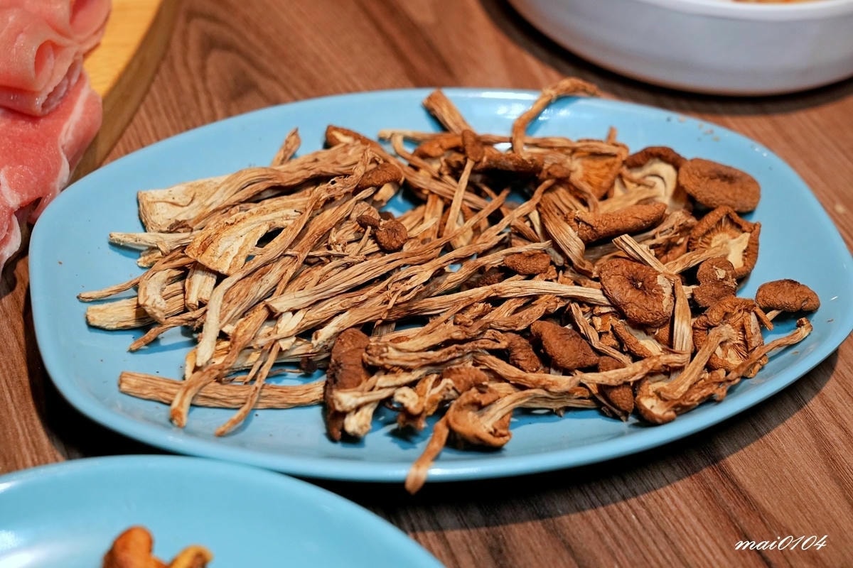 新竹石頭火鍋｜韋爐復刻食鍋巨城店～懷舊用餐風格、食材豐富多樣