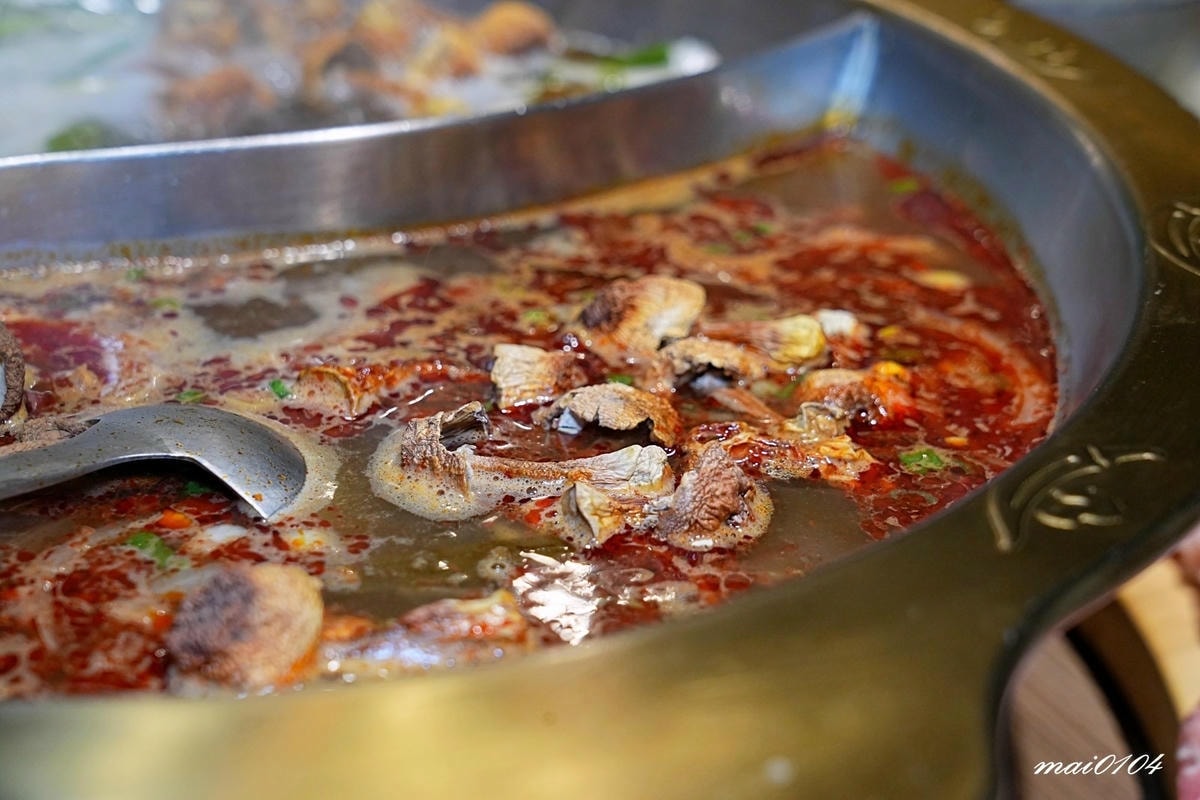 新竹石頭火鍋｜韋爐復刻食鍋巨城店～懷舊用餐風格、食材豐富多樣