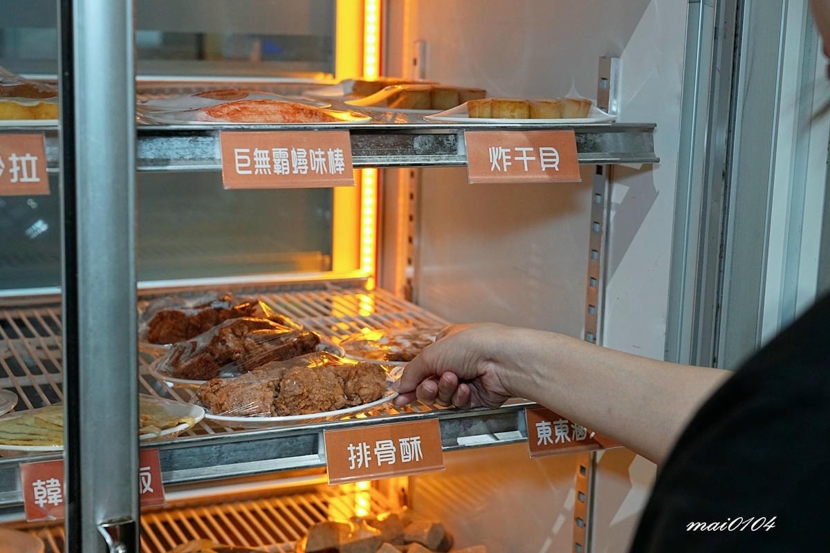 桃園青埔火鍋推薦｜東東石頭火鍋～新開幕！以金魚為主題、桌邊爆
