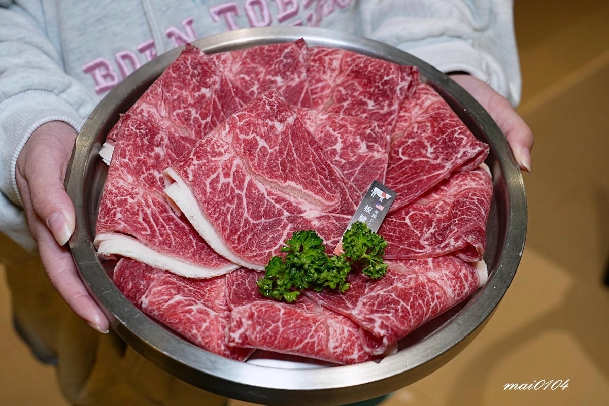 桃園青埔火鍋推薦｜東東石頭火鍋～新開幕！以金魚為主題、桌邊爆
