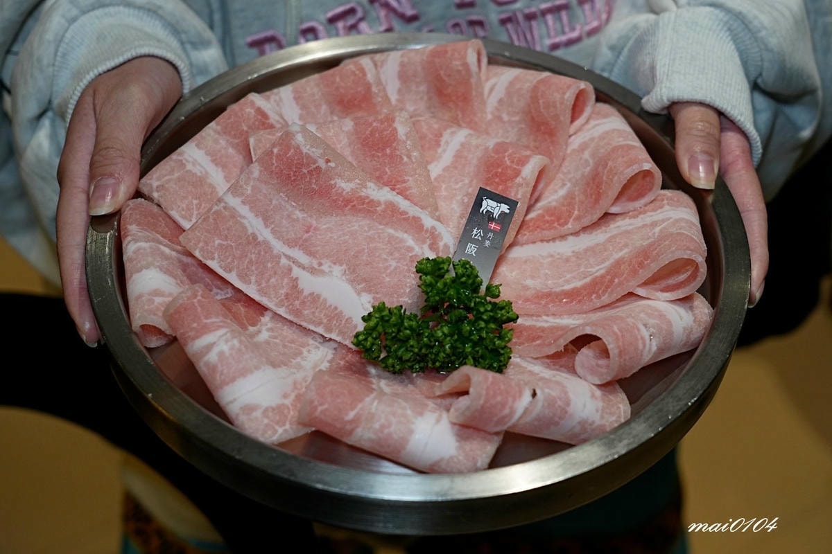 桃園青埔火鍋推薦｜東東石頭火鍋～新開幕！以金魚為主題、桌邊爆